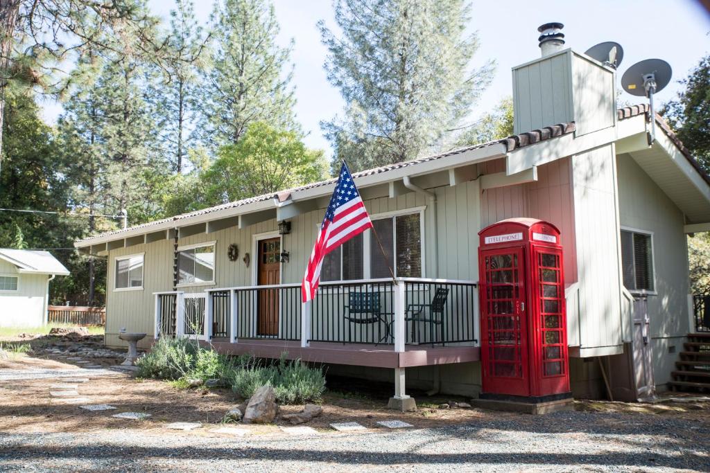 Lovely Mountain Lake Chalet by Yosemite: Equipped!