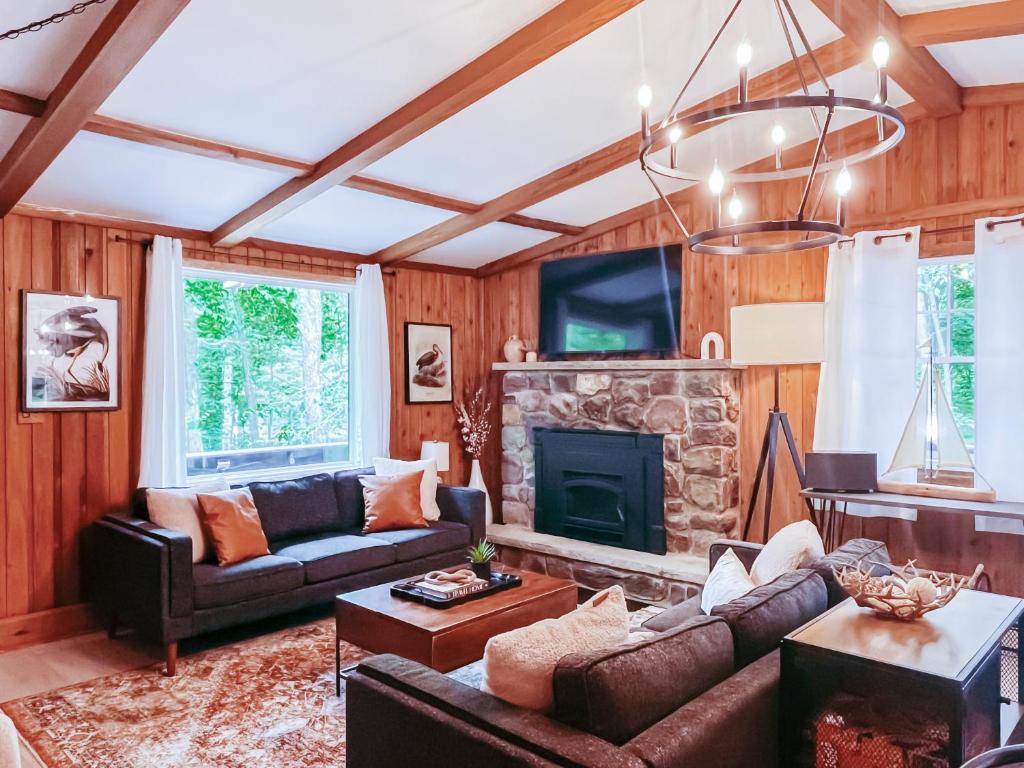 Stylish and Cozy Cabin, Walking Distance to Big Bass Lake