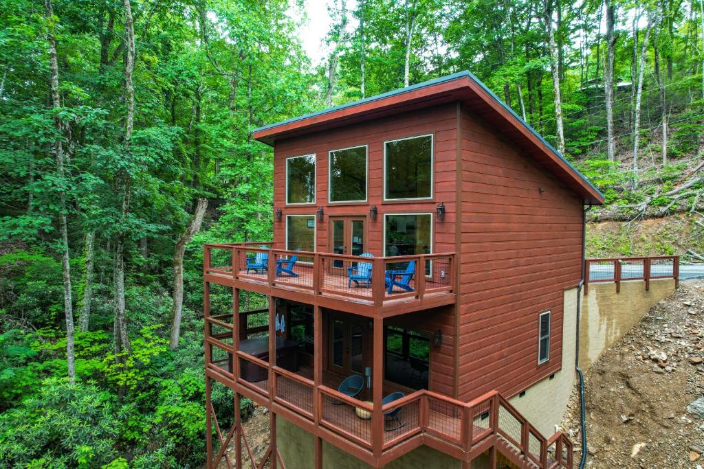 New Cozy Mountain Cabin Hot Tub Near Downtown