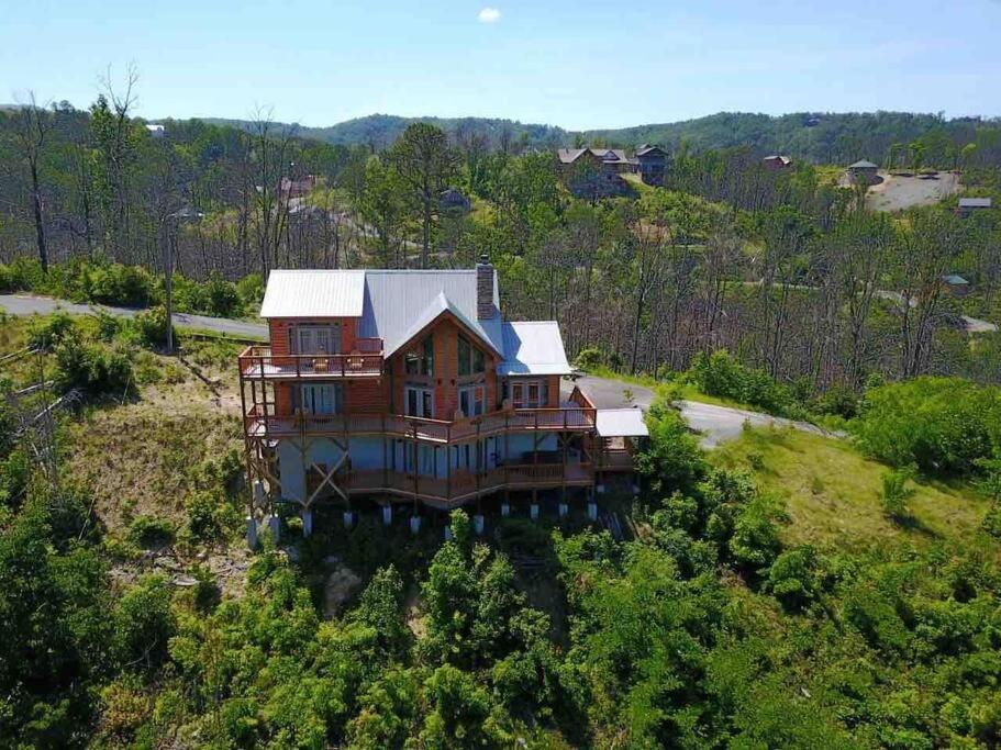 Hawk’s View Log Cabin -Mountains in Gatlinburg.