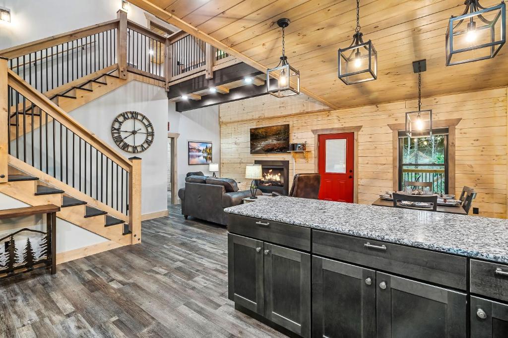 New Luxury Vacation Home Cabin in Smoky Gatlinburg - Theater Room