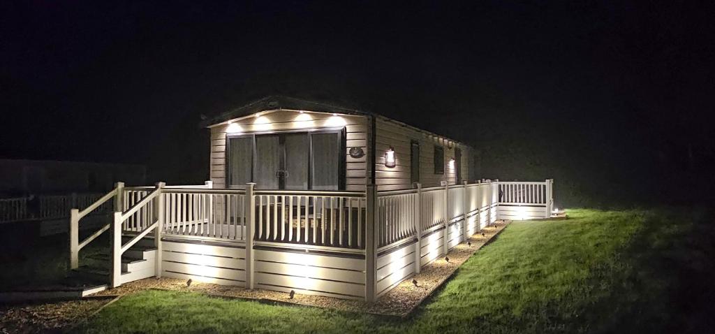 Hot Tub Lodge Cornwall - Meadow Lakes Holiday Park