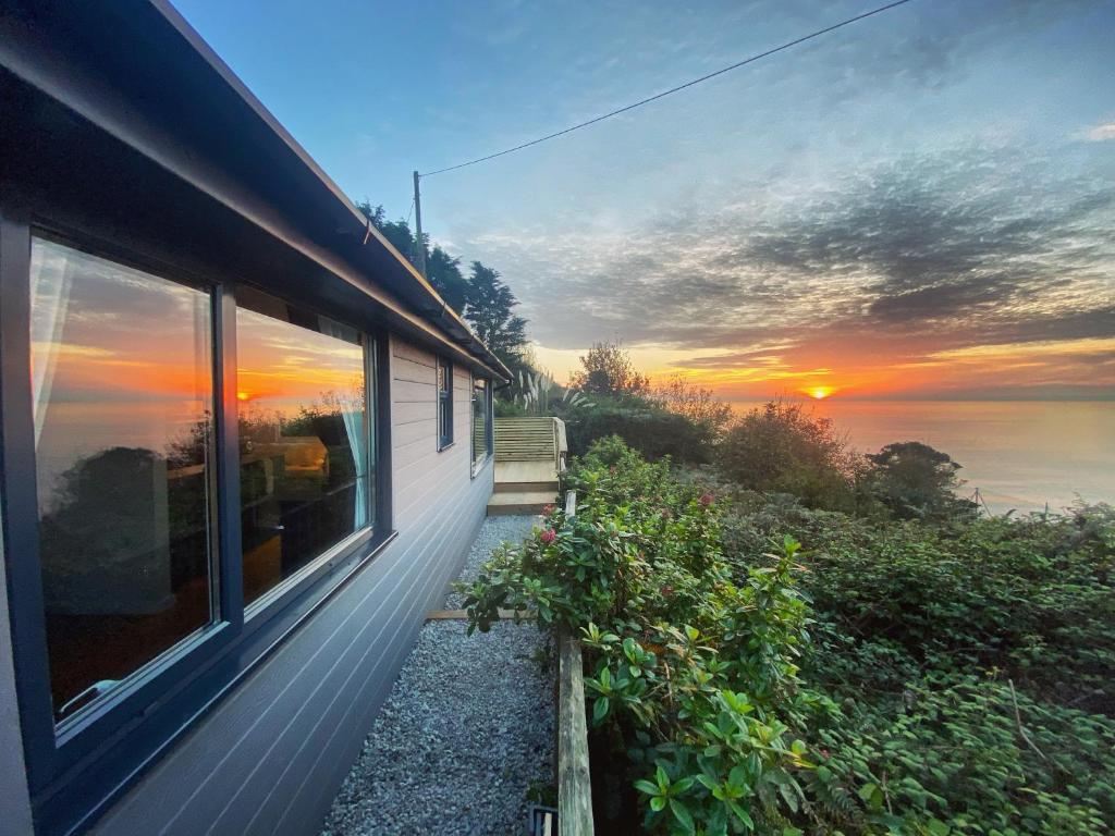 Polhawn Lookout, The Forgotten Chalet