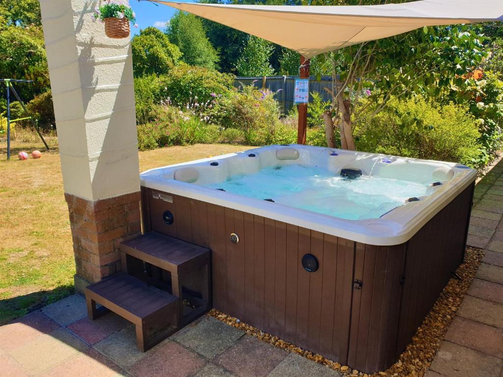 Lions Lodge: Great location with hot tub