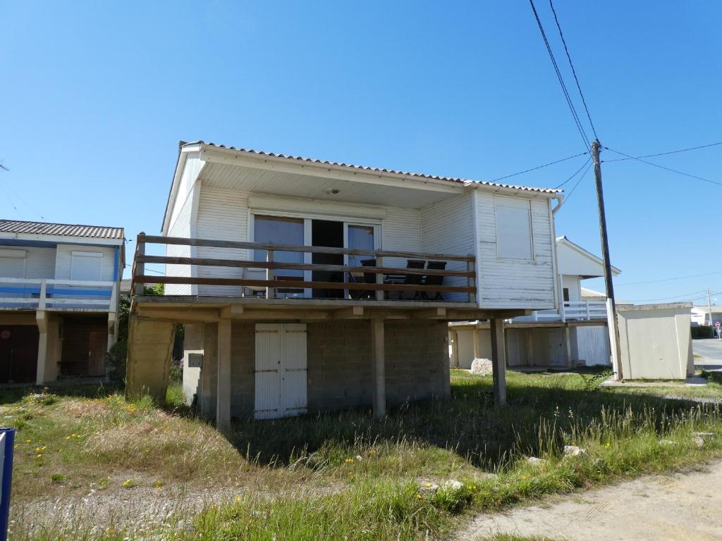 UN CHALET EN BOIS A LA PLAGE