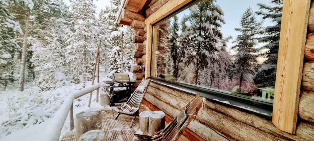 Log cabin in Lapland by the river