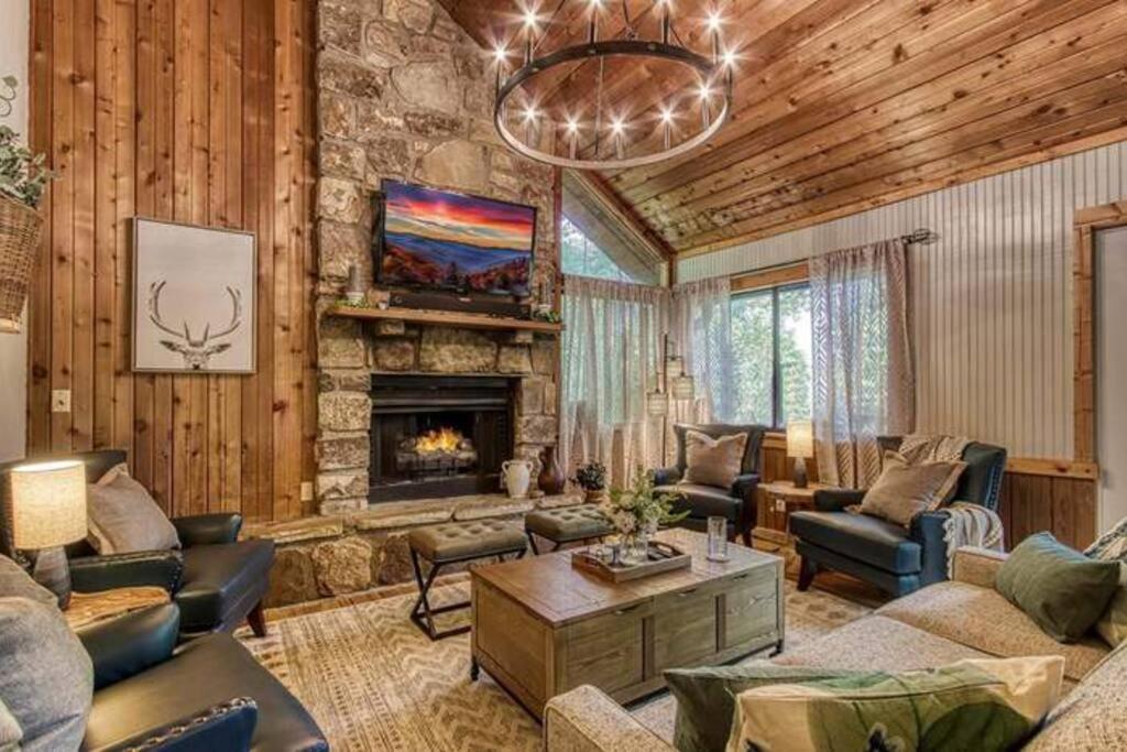 Luxe Cabin*Sleeps 12*Hot tub*Dogfriendly*Dollywood