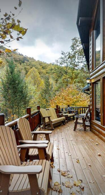 Beautiful 6 bdr cabin with hot tub in the Smokies!