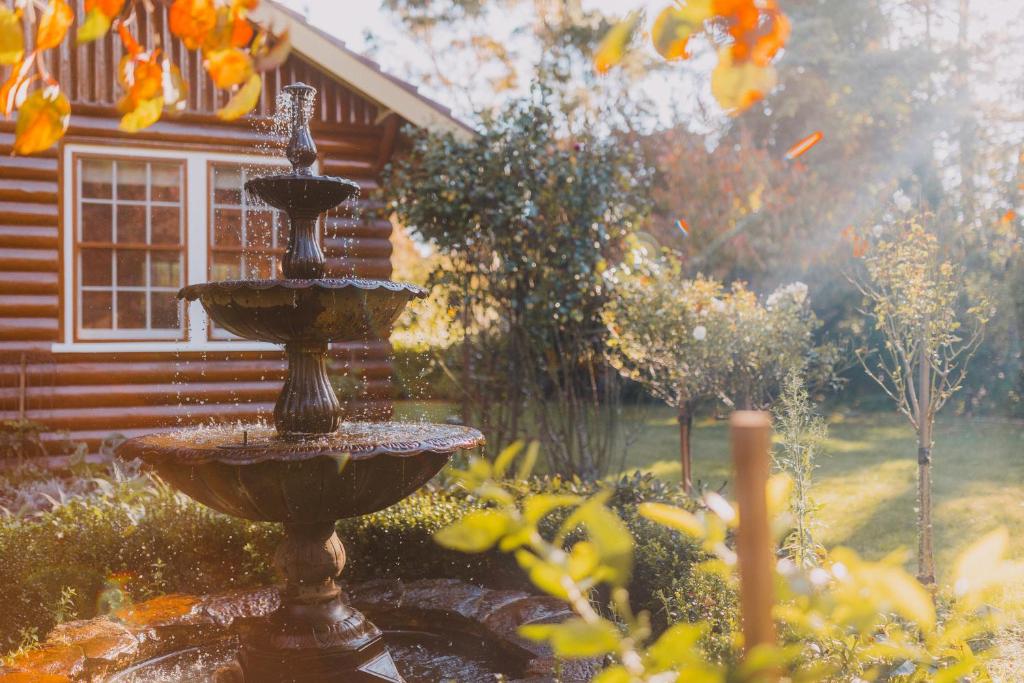 Heritage Log Cabin and Garden w Outdoor Hot Tub