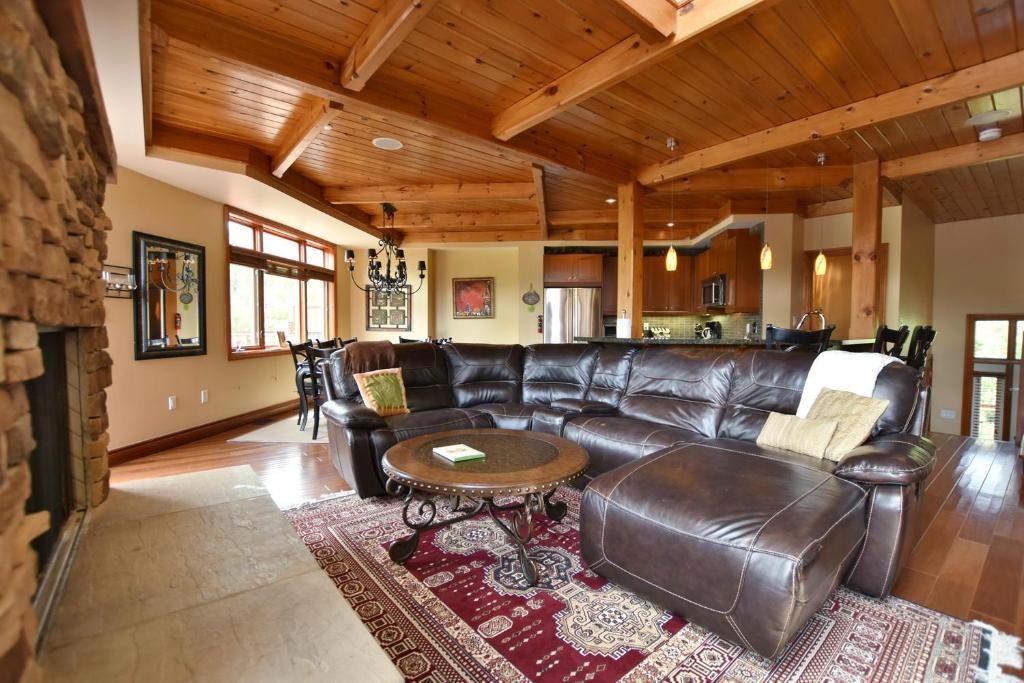 Blue Mountain-Luxurious BlueSki George Chalet, Hot Tub, Pool, Gas Fireplace