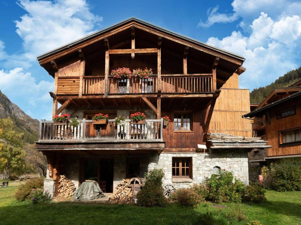 Lake View Chalet in Tignes near Ski Area