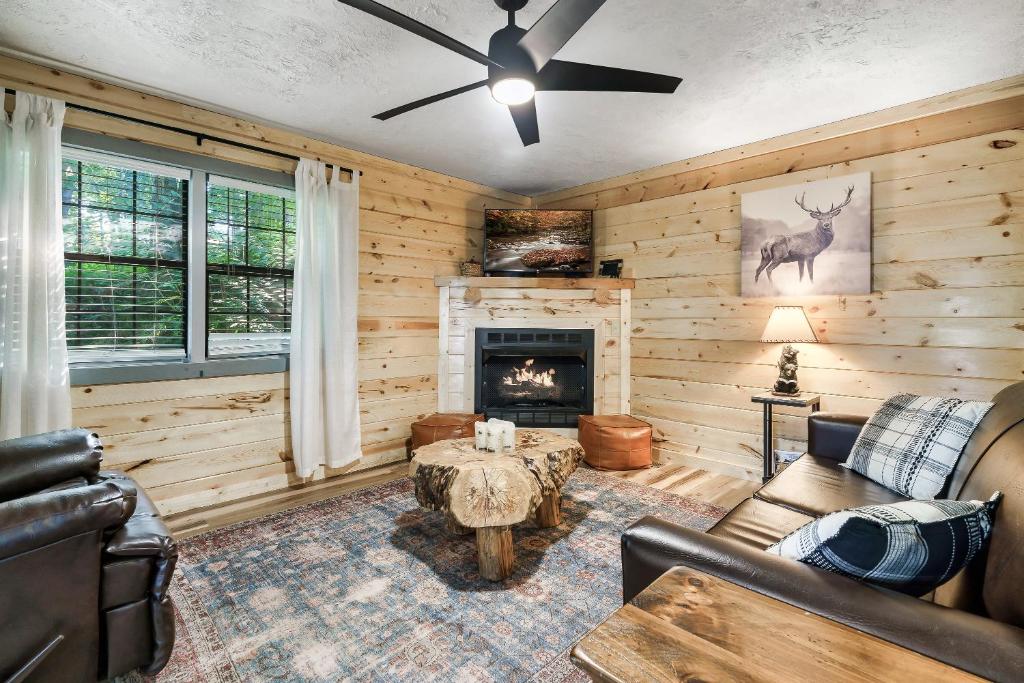 NEW Cabin with Spectacular View with HOT TUB in the Smoky MTNS