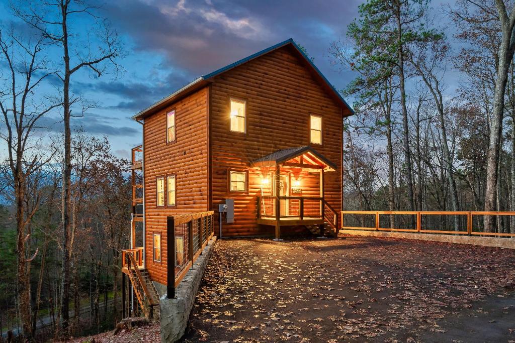 Serene Cabin Escape Hot Tub with a View