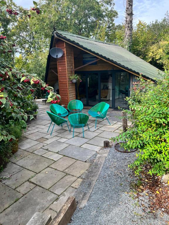 The Shed . A cosy, peaceful, 96% recycled, chalet.