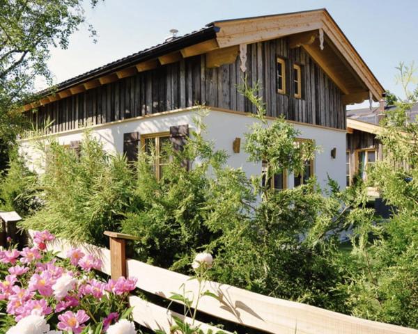 DIE ZWEI CHALETS AM TEGERNSEE "s' Gloane" & "s' Große"