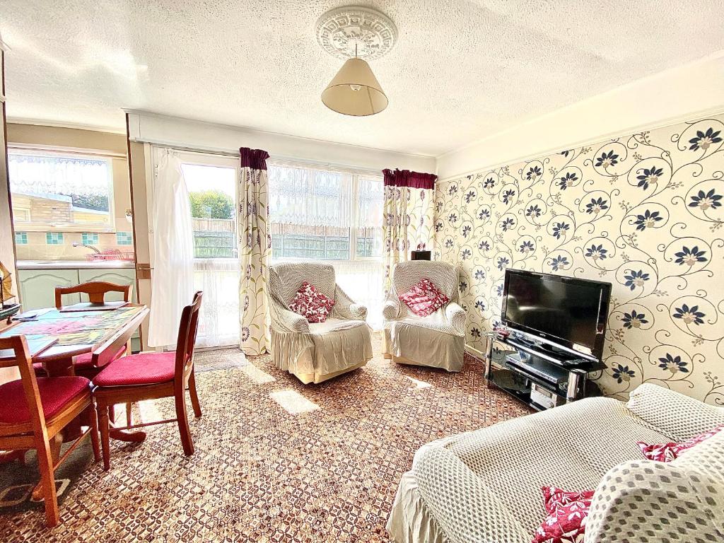 Quiet and Comfy 2- bedroom Holiday Chalet, walk to the beach, Norfolk