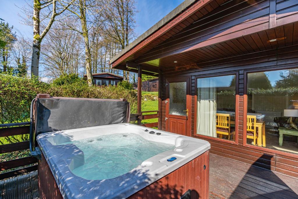 Birch Lodge 12 with Hot Tub