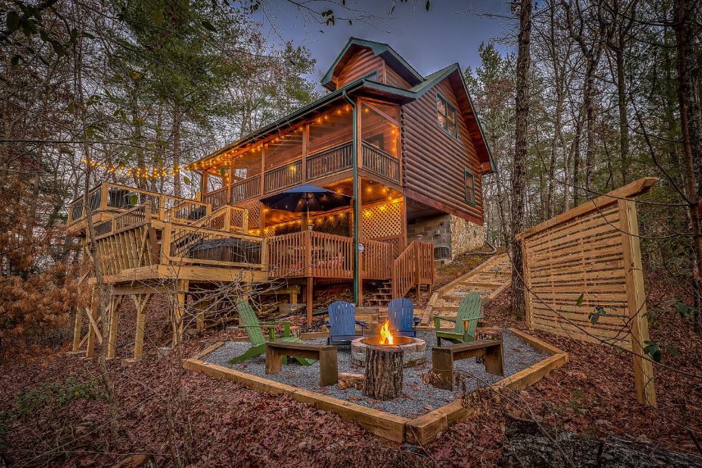 New! Treetop Cabin - Hot tub, Firepit & Fast WiFi