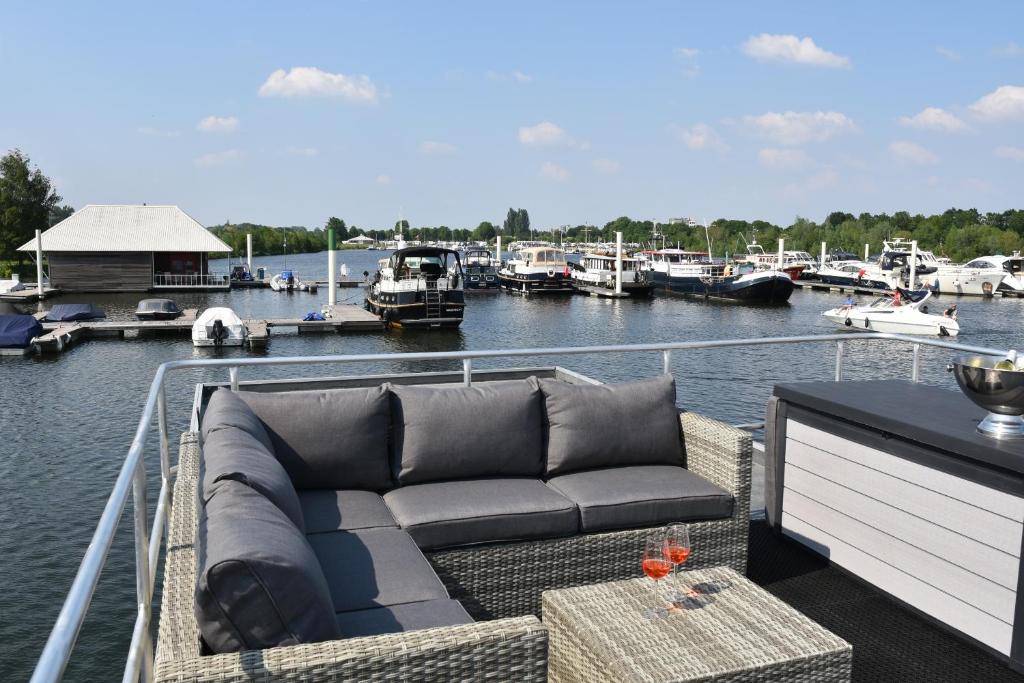 Cosy floating boatlodge, "Paris"