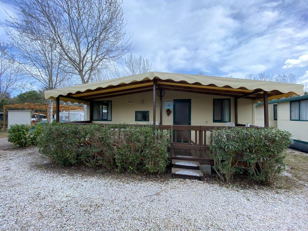 Comfortabele chalets met airco en veranda dichtbij zee!