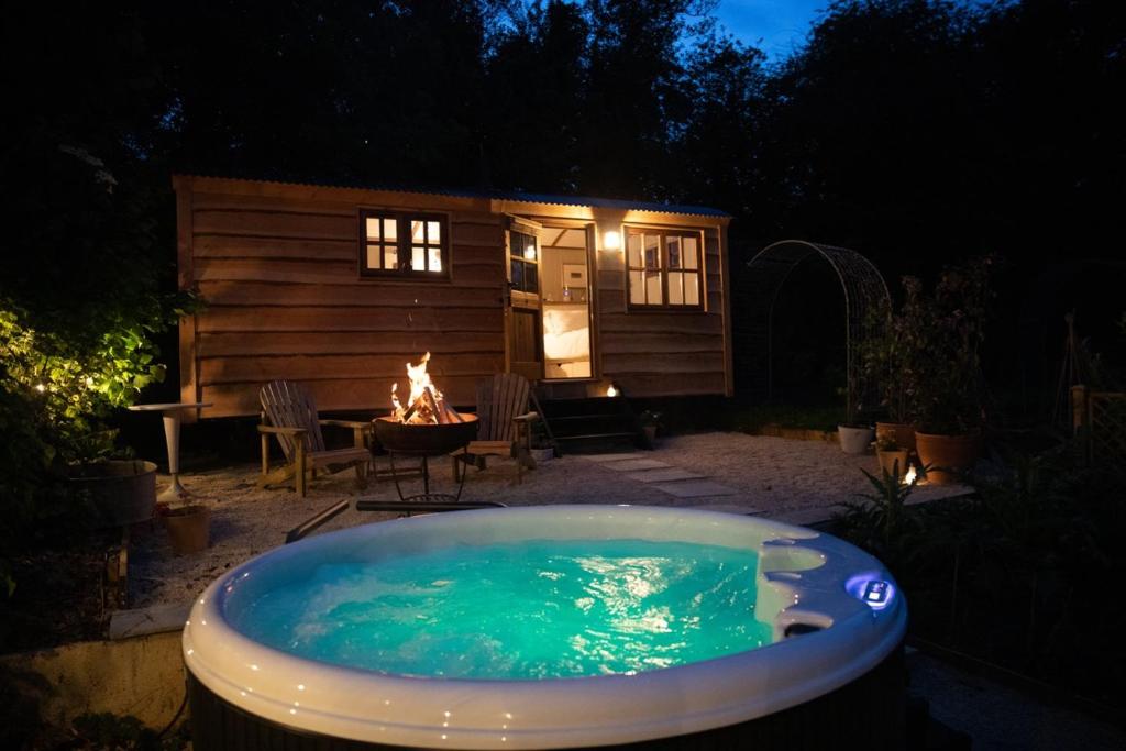 Luxury, rural Shepherds Hut with hot tub nr Bath