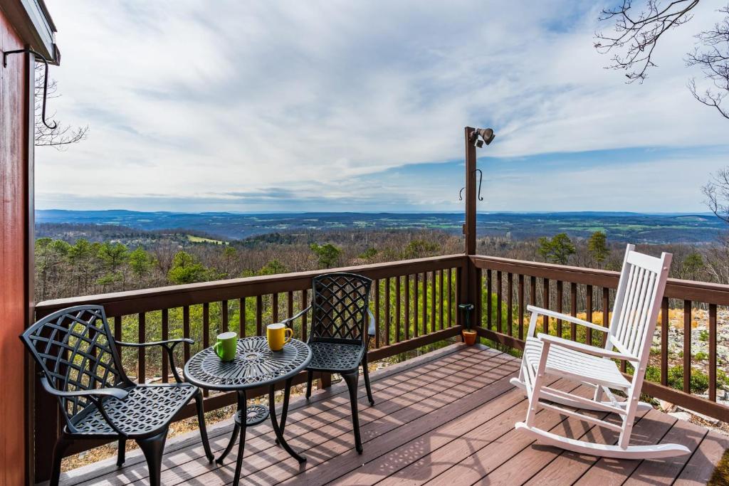 Mountaintop Cabin w Amazing Mtn Views, Deck, WiFi