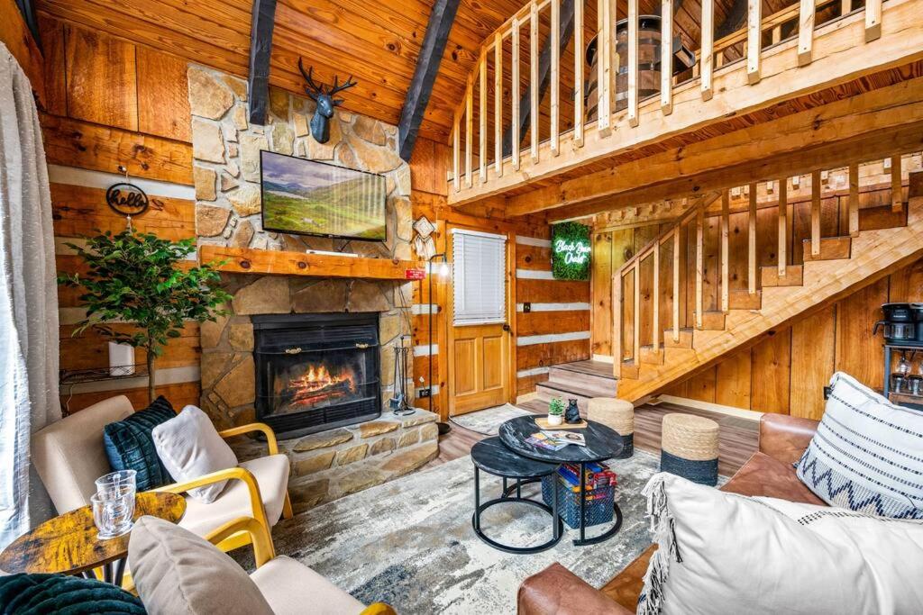 NEW LISTING!Chalet Getaway*Games* Hot Tub