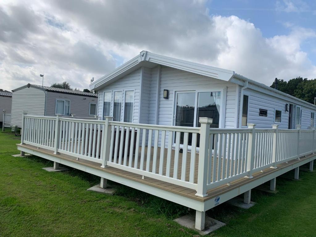 8 BIRTH LODGE ON CAYTON BAY HOLIDAY PARK