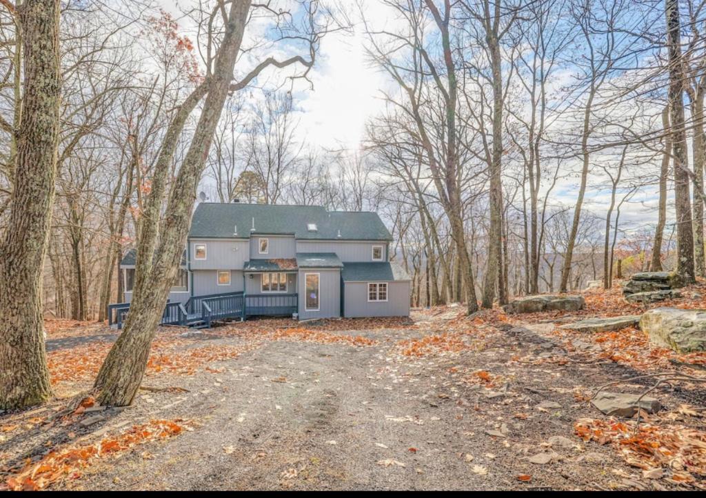 Cabin at poconos,spa-room with Hot tub, grill, fire pit