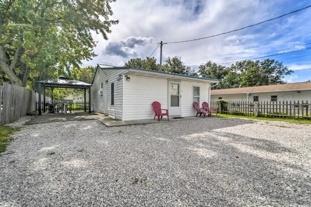 Geneva-on-the-Lake Cottage with Patio Walk to Shore